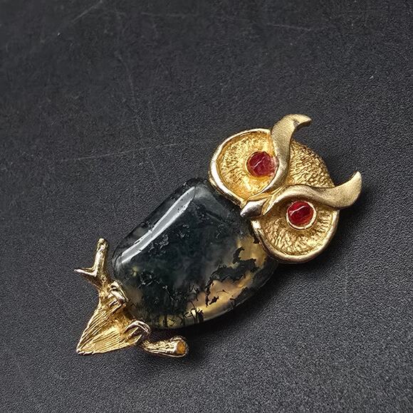 Vintage Green Moss Agate Gemstone Owl Brooch Gold Tone Red Eyes - Picture 1 of 7